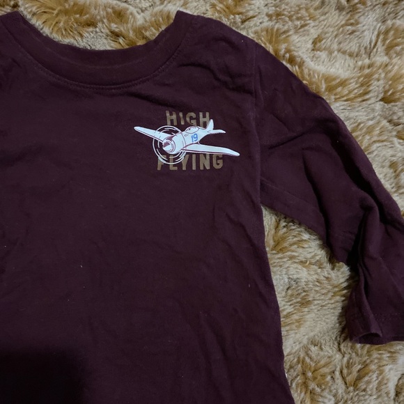 Baby Gap Brannans Favorite long sleeve airplane burgundy tee in 12-18 months - Picture 3 of 4
